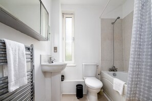 Bathtub, hair dryer, towels - GuestReady - Amazing flat in Trendy Hoxton (London)