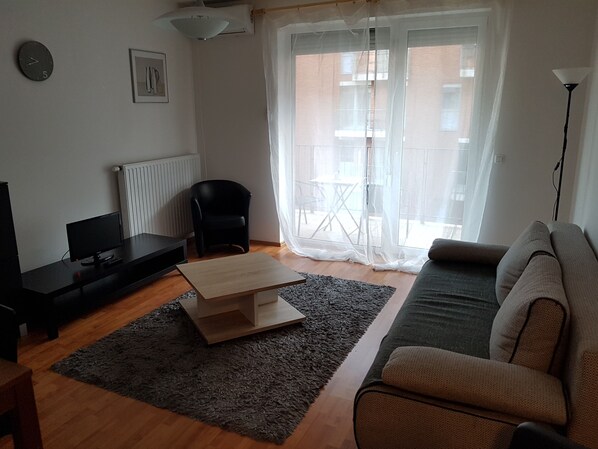 Apartment | Living room | Flat-screen TV