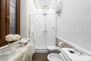Hair dryer, towels, shampoo, toilet paper