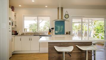 Jääkaappi, mikroaaltouuni, uuni, astianpesukone