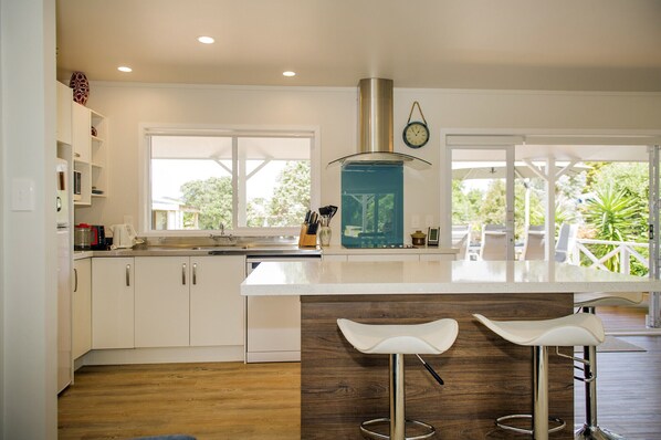 Fridge, microwave, oven, dishwasher - Peaceful Pauanui - Pauanui Holiday Home (Pauanui)