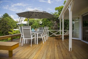 Outdoor dining - Peaceful Pauanui - Pauanui Holiday Home (Pauanui)