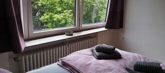 Keskeinen sijainti, lähellä rautatieasemaa ja vuonoa, bussipysäkit lähellä