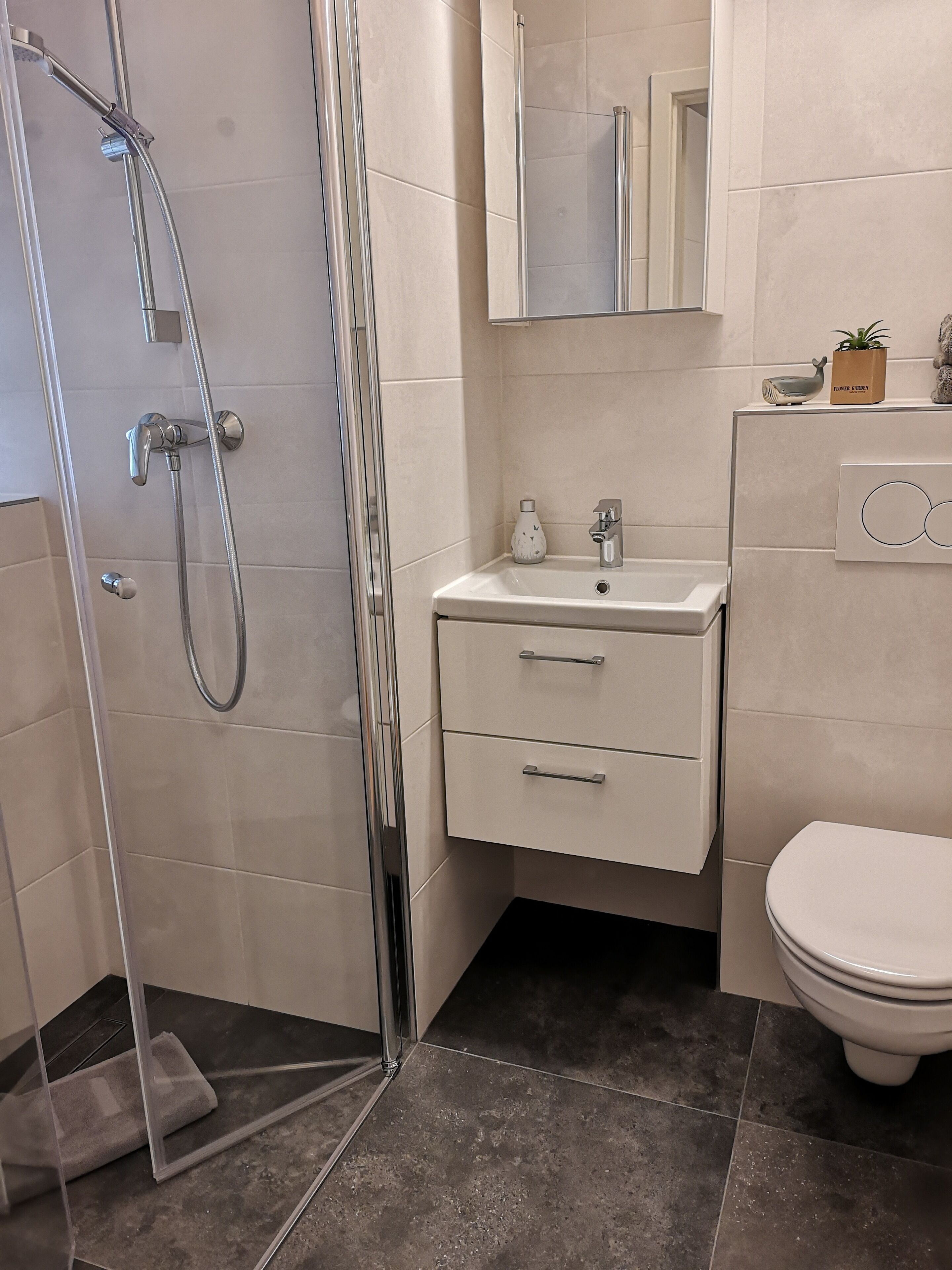 Haartrockner, Handtücher, Toilettenpapier