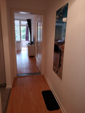 Interior - Central location, close to the train station and the fjord, bus stops nearby (Kiel)