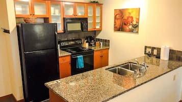 Geladeira, micro-ondas, fogão, cooktop