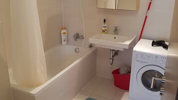 Studio | Bathroom | Bathtub, free toiletries, hair dryer, towels