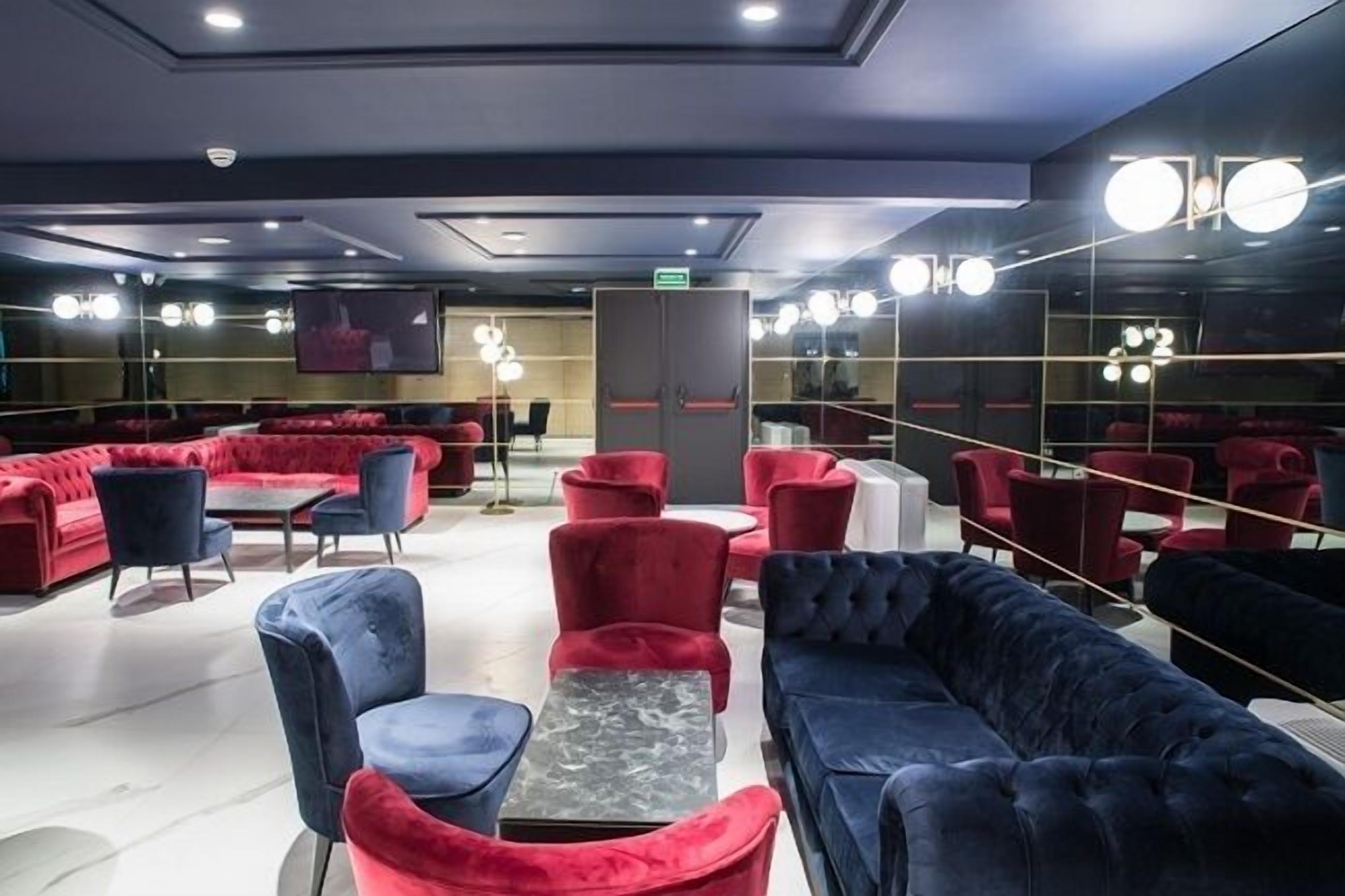 Lobby lounge
