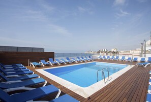 Piscine extérieure en saison