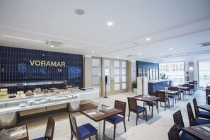 Buffet déjeuner (12 EUR par personne)