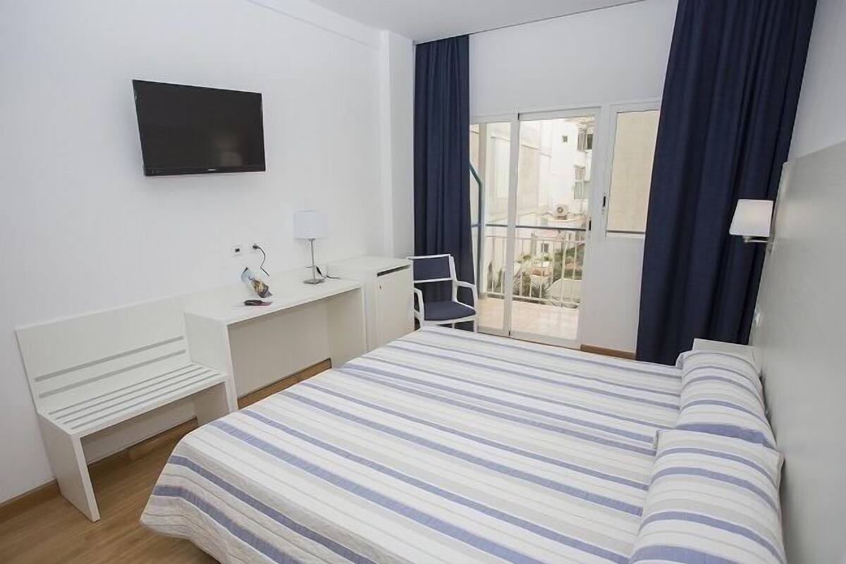 Double Room | Minibar, in-room safe, desk, iron/ironing board (on request)