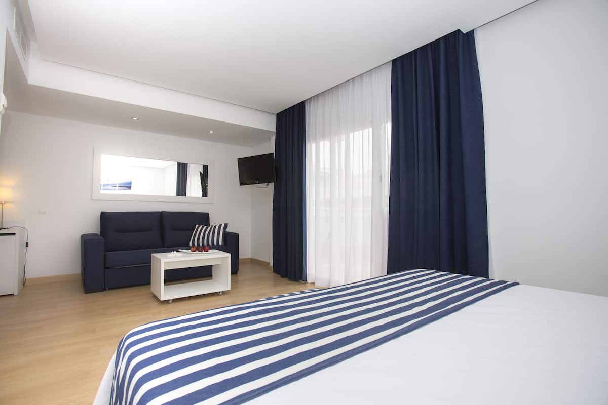 Suite junior, balcón | 1 habitación, minibar, caja de seguridad en la habitación y escritorio