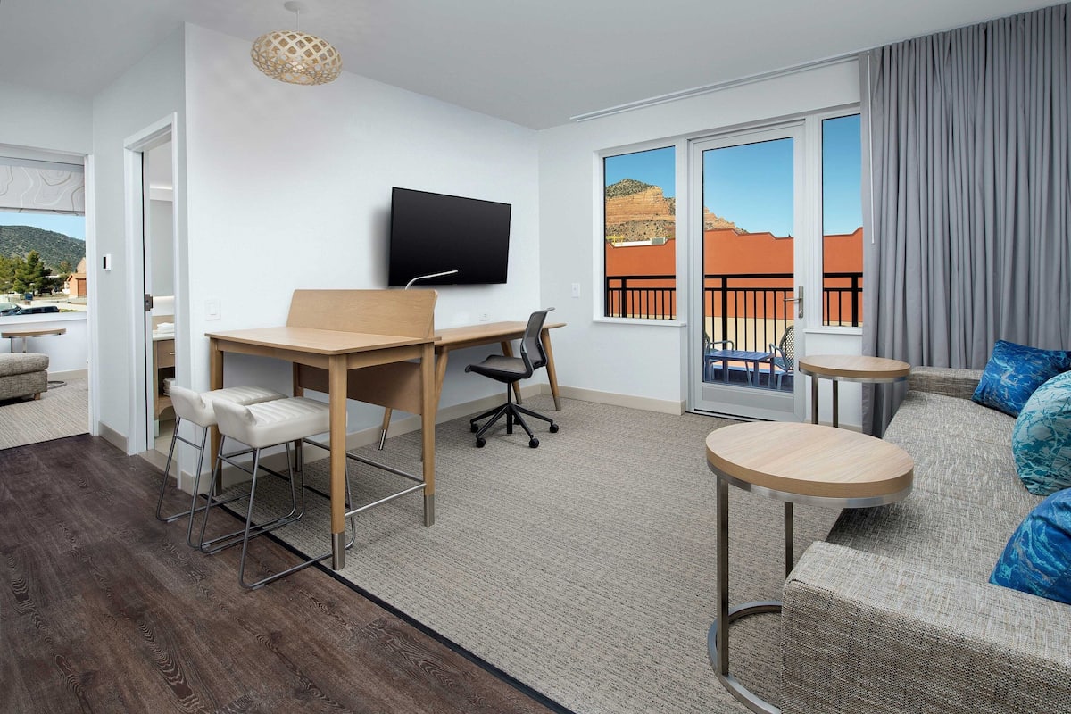 Premium bedding, in-room safe, individually furnished, desk