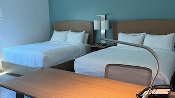Ropa de cama de alta calidad y caja de seguridad en la habitación