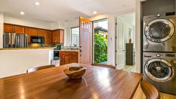 Een koelkast, een microgolfoven, een oven, een kookplaat