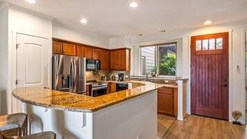 Geladeira, micro-ondas, fogão, cooktop