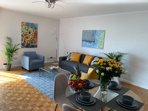 Appartement Design, 1 chambre, vue lac | Salle de séjour | TV connectée, films à la carte, chauffage par le sol