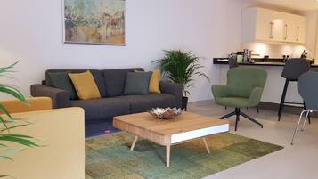 Apartemen Desain, 1 kamar tidur, pemandangan danau | Ruang keluarga | Televisi layar datar 55-inci dengan saluran TV kabel dan Smart TV