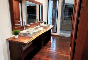 Deluxe-stúdíósvíta | Baðherbergi | Sturta, regnsturtuhaus, snyrtivörur frá þekktum framleiðendum