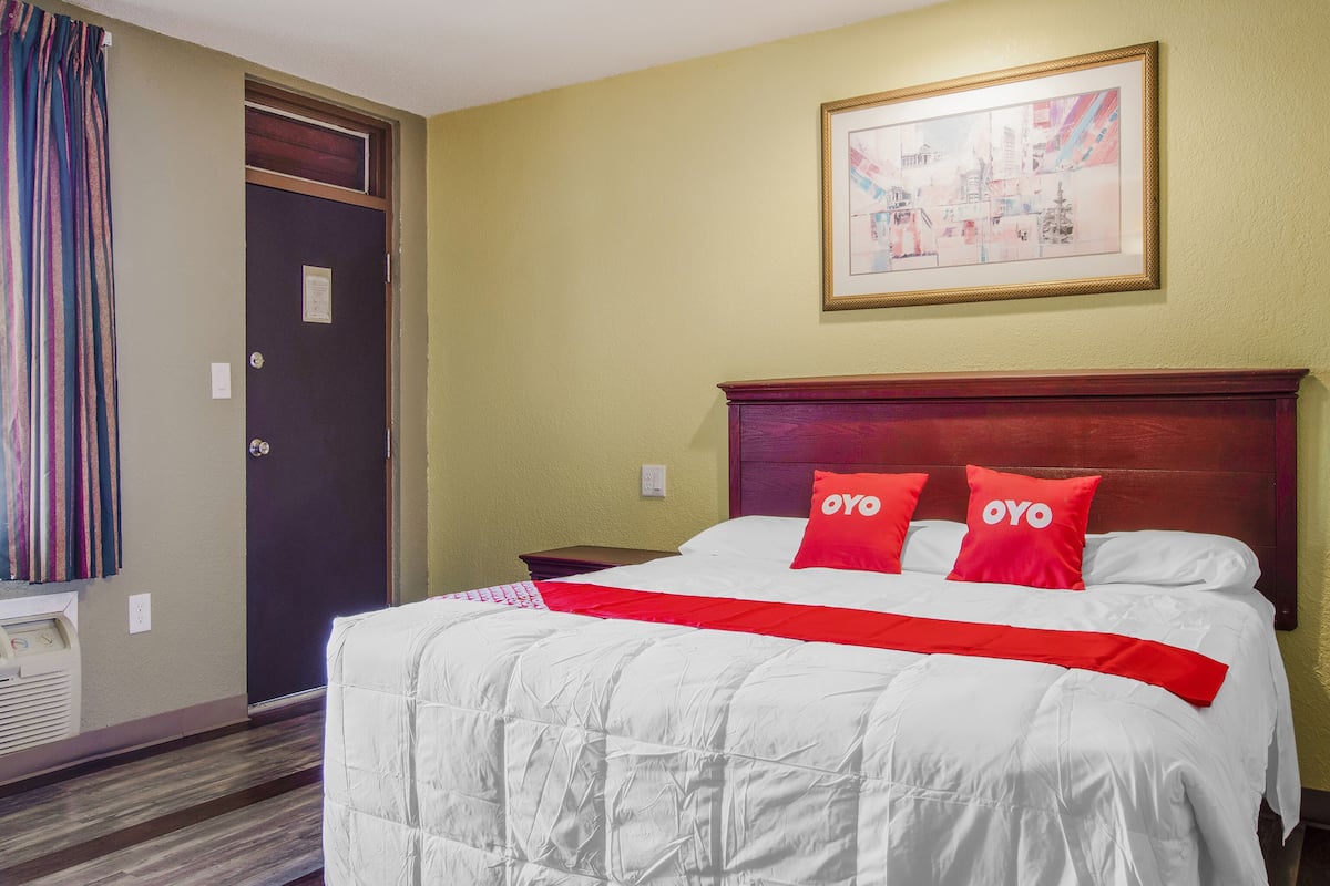 Camera, 1 letto king | Una scrivania, Wi-Fi gratuito, lenzuola