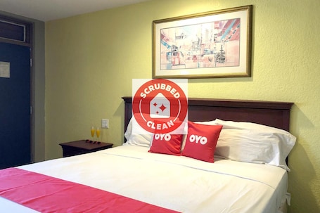 Room, 1 King Bed | Desk, free WiFi, bed sheets