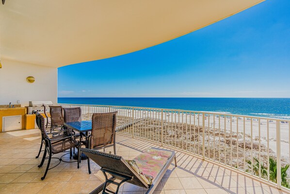 屋外ダイニングエリア