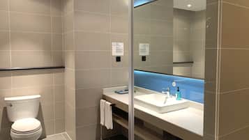 Habitación estándar | Baño | Ducha, artículos de higiene personal gratuitos y secador de pelo