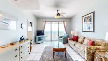 Télévision, lecteur de DVD, table de tennis de table