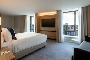 房內夾萬、書桌、手提電腦工作空間、遮光窗簾/窗簾