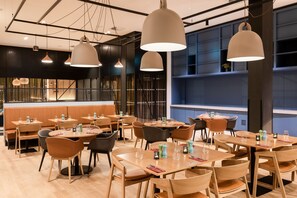Petit déjeuner, déjeuner et dîner servis sur place