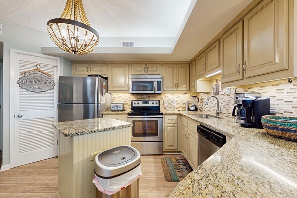 冷蔵庫、電子レンジ、オーブン、コンロ