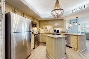 Jääkaappi, mikroaaltouuni, uuni, liesi