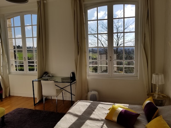 Camera Deluxe, non fumatori, vista valle (Figuier) | Con stile personalizzato, con arredamento individuale, una scrivania