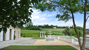 Deluxe Room, Non Smoking, Valley View (Terrasse) | Outdoor banquet area