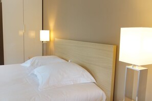 Apartment, 4 Bedrooms | 4 bedrooms, desk, iron/ironing board, cribs/infant beds - Château Trompette (Bordeaux)