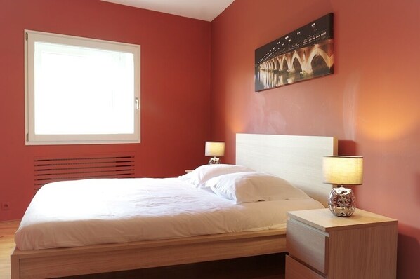 Appartement, 4 slaapkamers | 4 slaapkamers, een bureau, een strijkplank/strijkijzer, babybedden