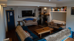 Classic Quadruple Room | Living room