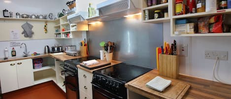 Horno, parrilla de estufa, cafetera y tetera y tetera eléctrica 