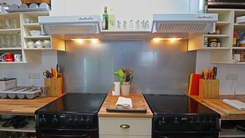 Oven, stovetop, coffee/tea maker, electric kettle