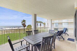 Outdoor dining - Corner Gulf-front condo with hot tub & beachfront pool - snowbird-friendly (Orange Beach)