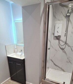 Douche, sèche-cheveux, serviettes fournies, papier toilette