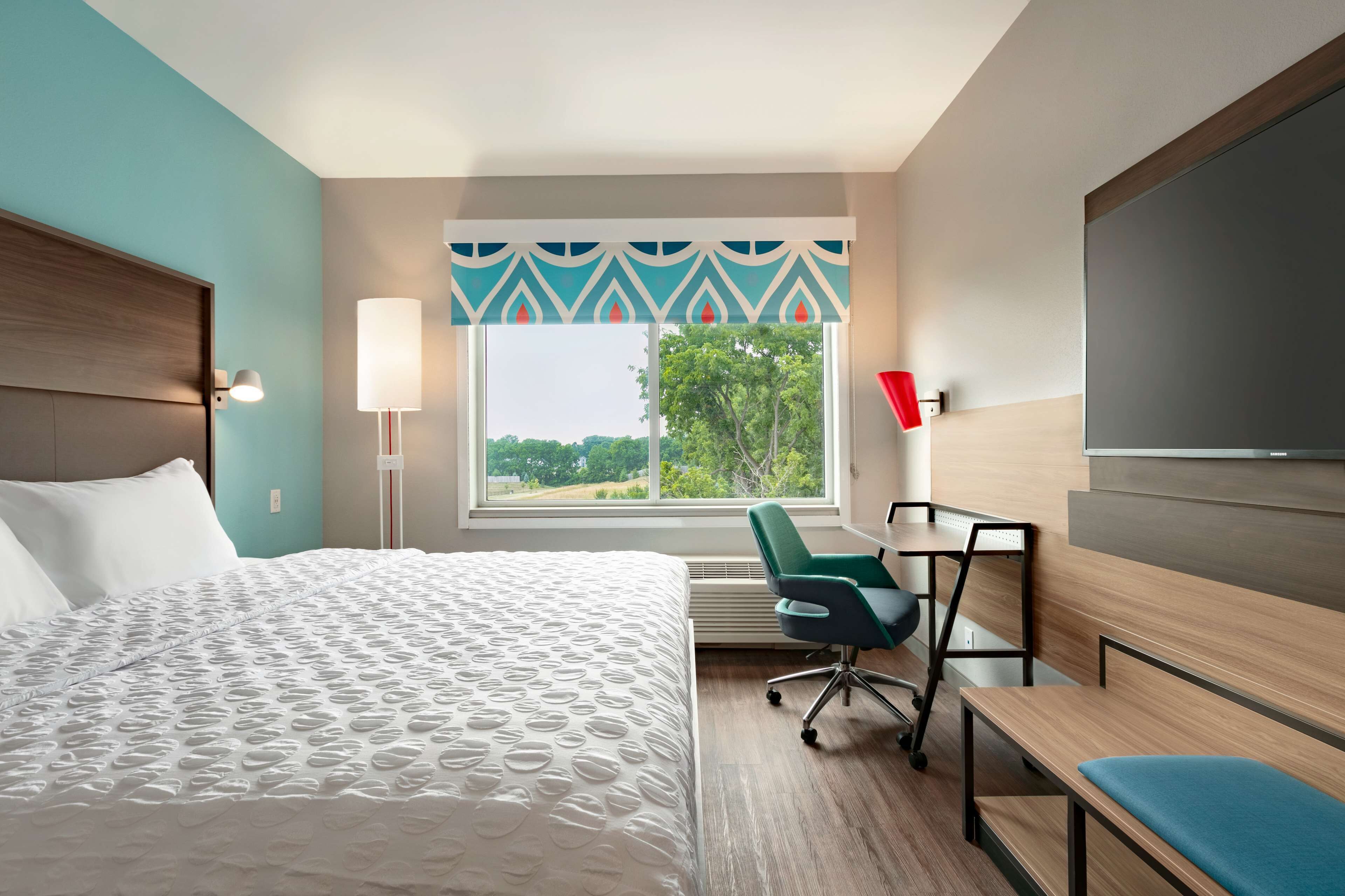 individually decorated, individually furnished, desk, laptop workspace