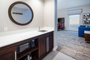 Habitación, 1 cama de matrimonio grande (Mobility & Hearing, Roll-in Shower) | Escritorio, espacio para trabajar con un portátil, wifi gratis