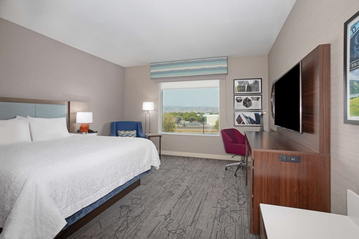 Room, 1 King Bed, Microwave | Desk, laptop workspace, free WiFi, bed sheets