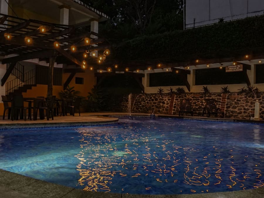 Piscine extérieure, chaises longues