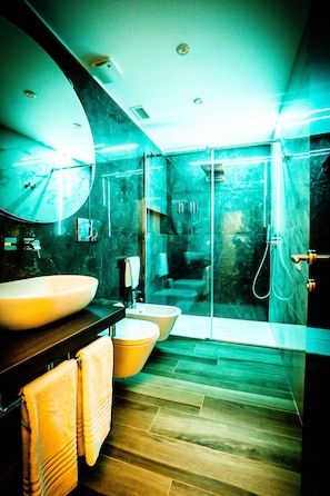 Estudi en suite Deluxe, banyera d'hidromassatge, vistes a la ciutat | Bany | Dutxa, articles de tocador gratuïts, assecador de cabells i sabatilles