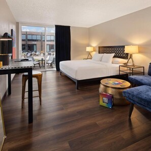 Iron/ironing board, free WiFi, bed sheets, wheelchair access - The Bohemian (Iowa City)