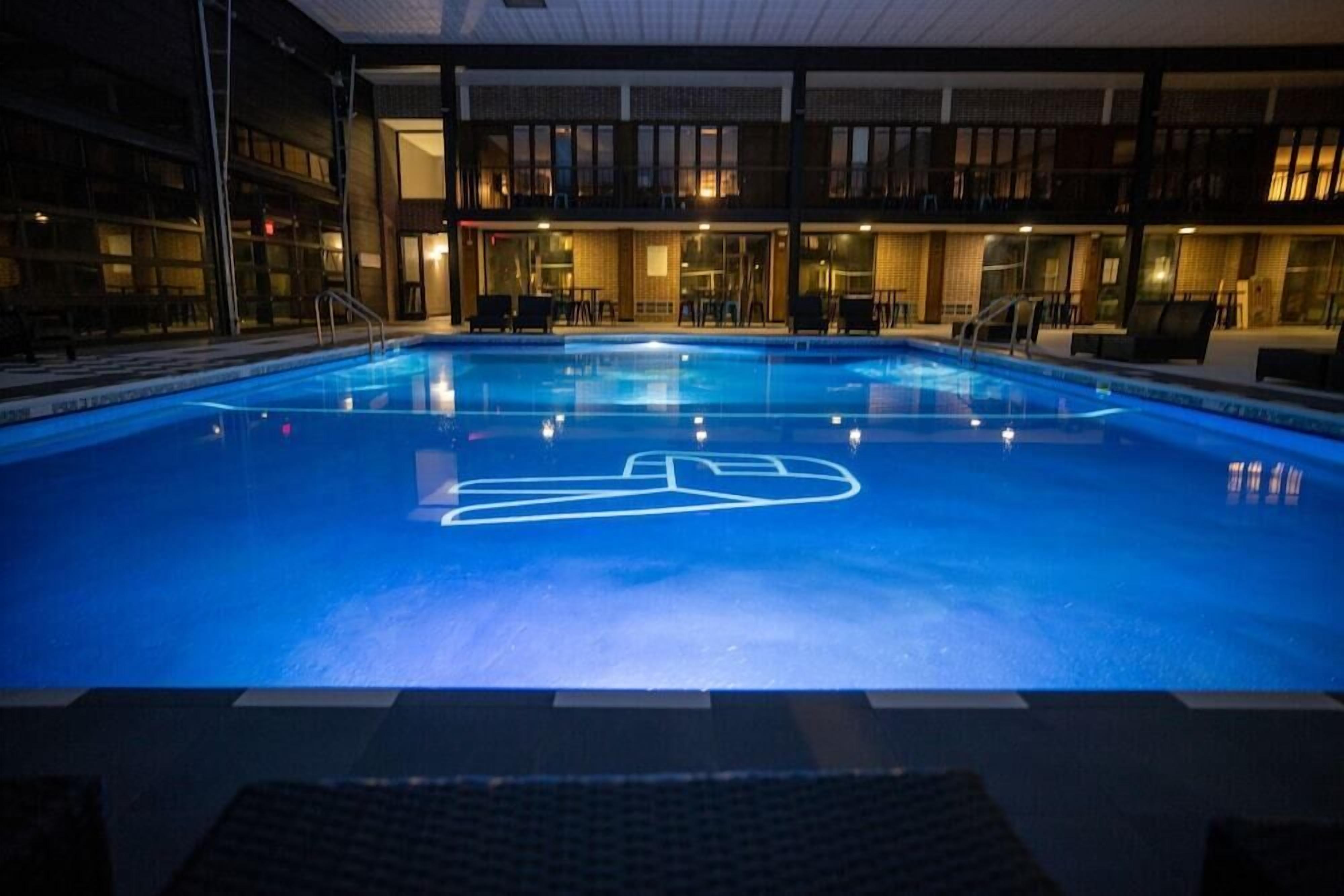 من حمّامات السباحة المغطاة