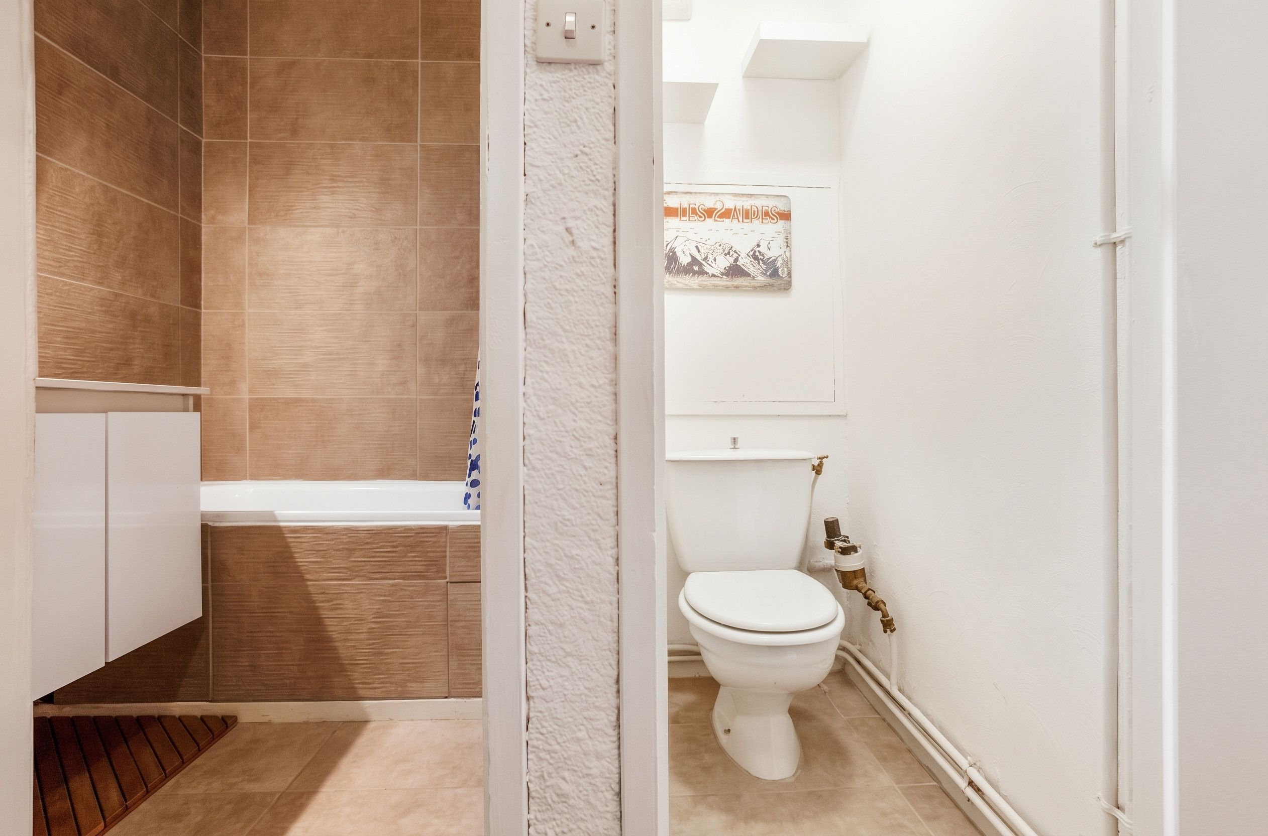 Ein Badezimmer mit Badewanne, Toilette und Duschbereich.