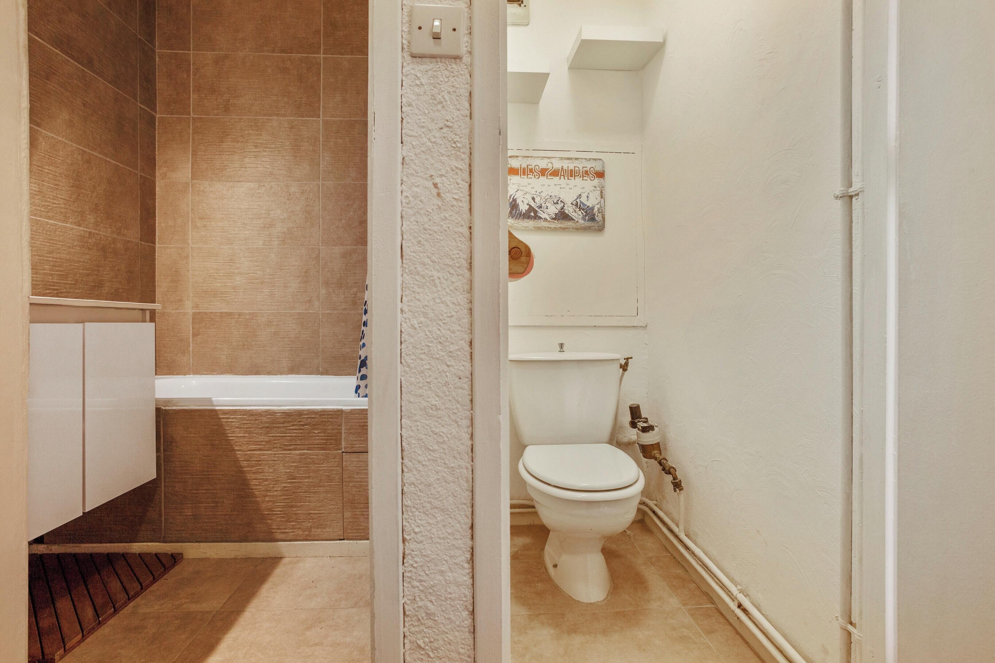 Une salle de bain équipée d’une baignoire, de toilettes et d’un espace douche.